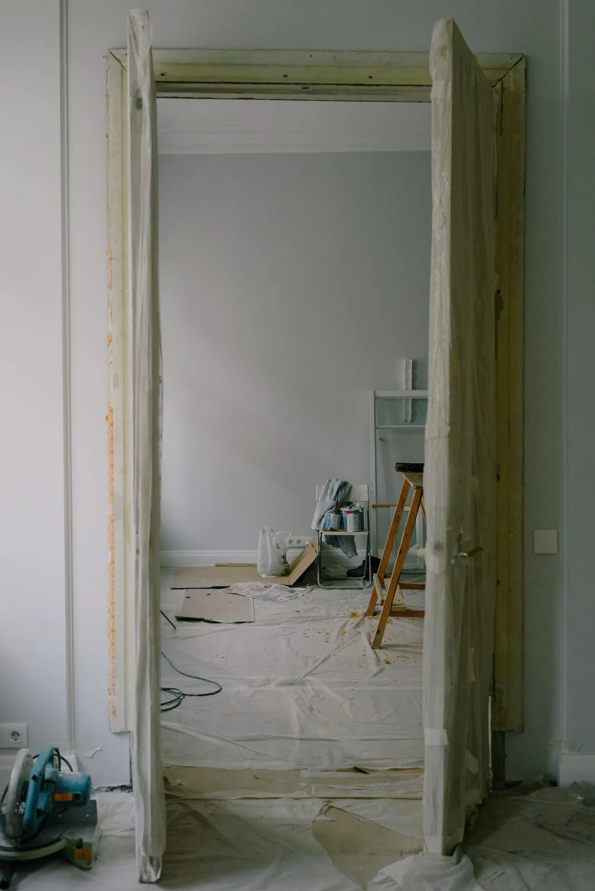Pièce d’un appartement avec parois et fenêtres à examiner
