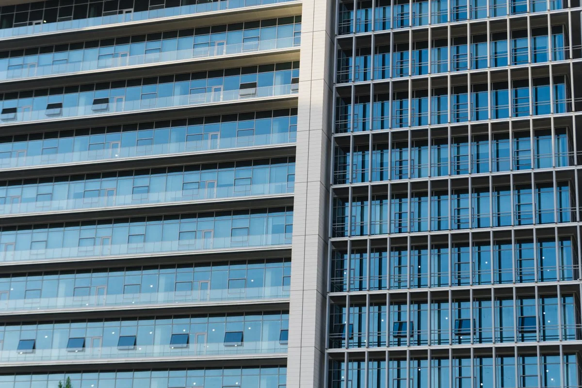 Façade vitrée d’un bâtiment de bureaux