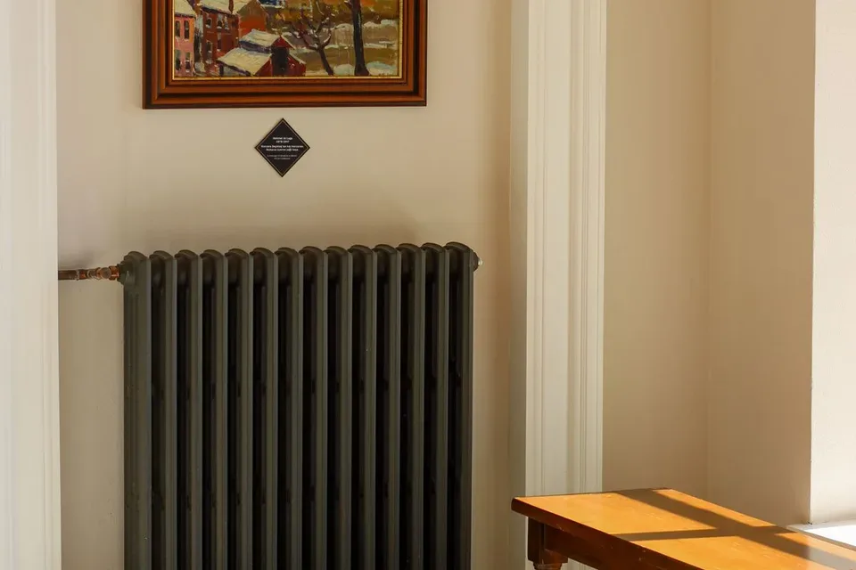 Radiateur dans une pièce dont l’isolation et le chauffage doivent être examinés